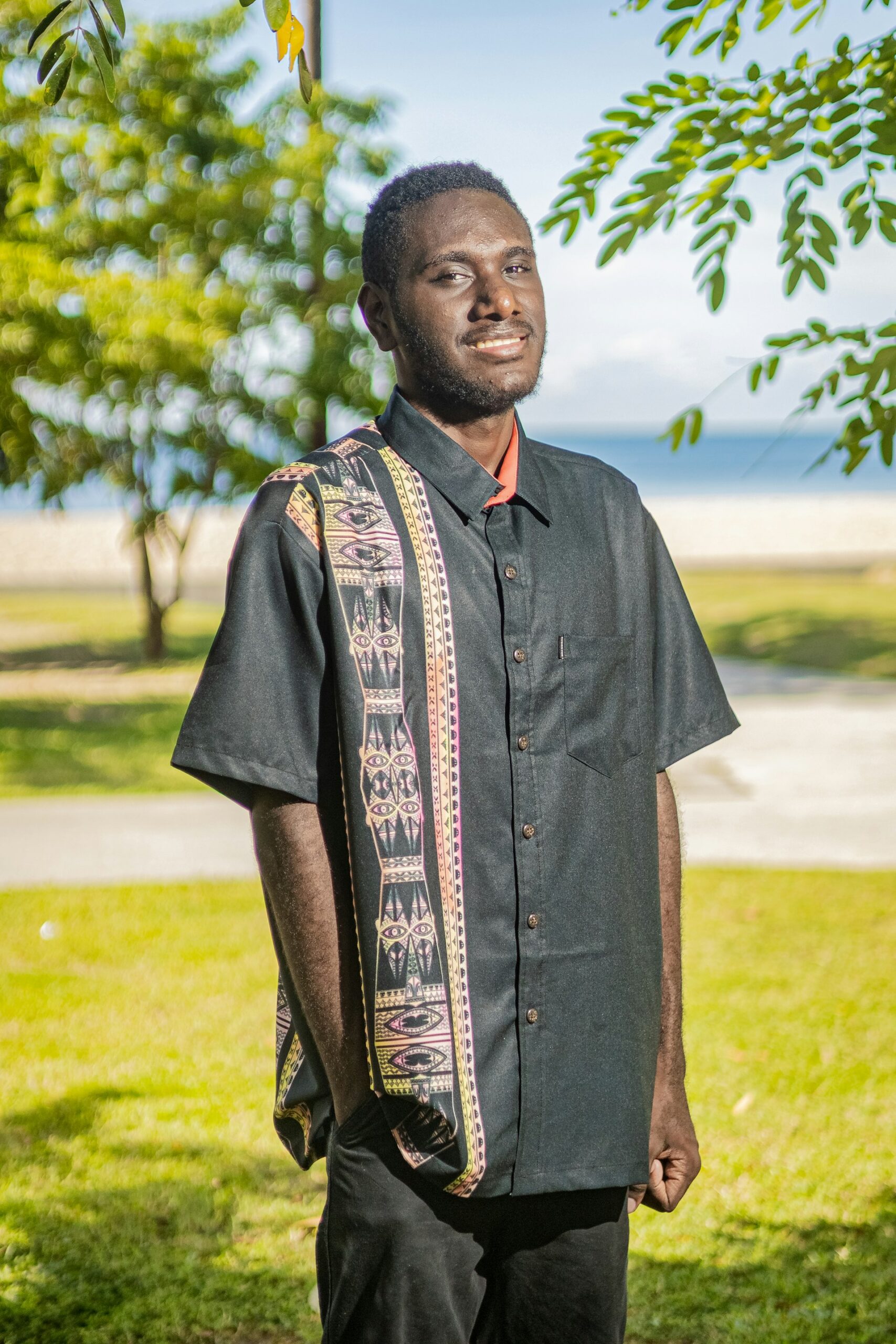 Men's T-shirt with African print details - Orange bogolan band
